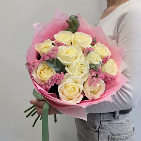 Букет из 11 белых роз и розовой статицы от интернет-магазина «Чёткий букет» в Воронеже