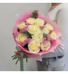 Букет из 11 белых роз и розовой статицы