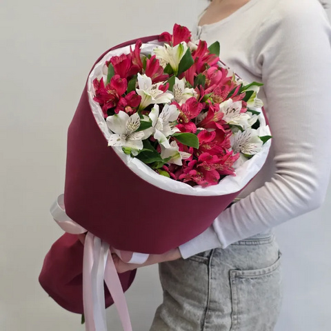 Монобукет из 11 белых и розовых малиновых альстромерий в бордовом от интернет-магазина «Чёткий букет» в Воронеже