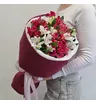 Монобукет из 11 белых и розовых малиновых альстромерий в бордовом