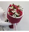 Монобукет из 11 белых и розовых малиновых альстромерий в бордовом 1