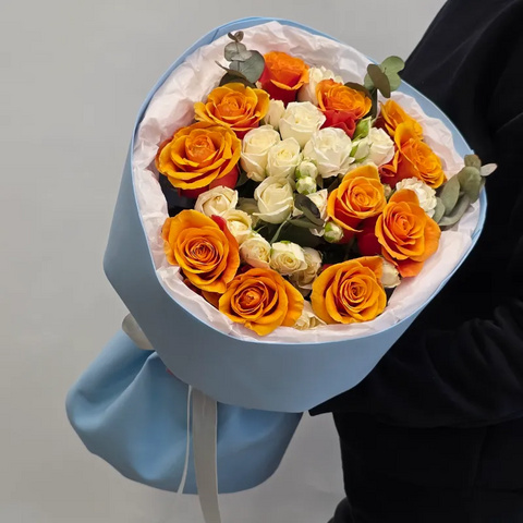 Букет из ярких оранжевых и белых кустовых роз с эвкалиптом в голубом от интернет-магазина «Чёткий букет» в Воронеже
