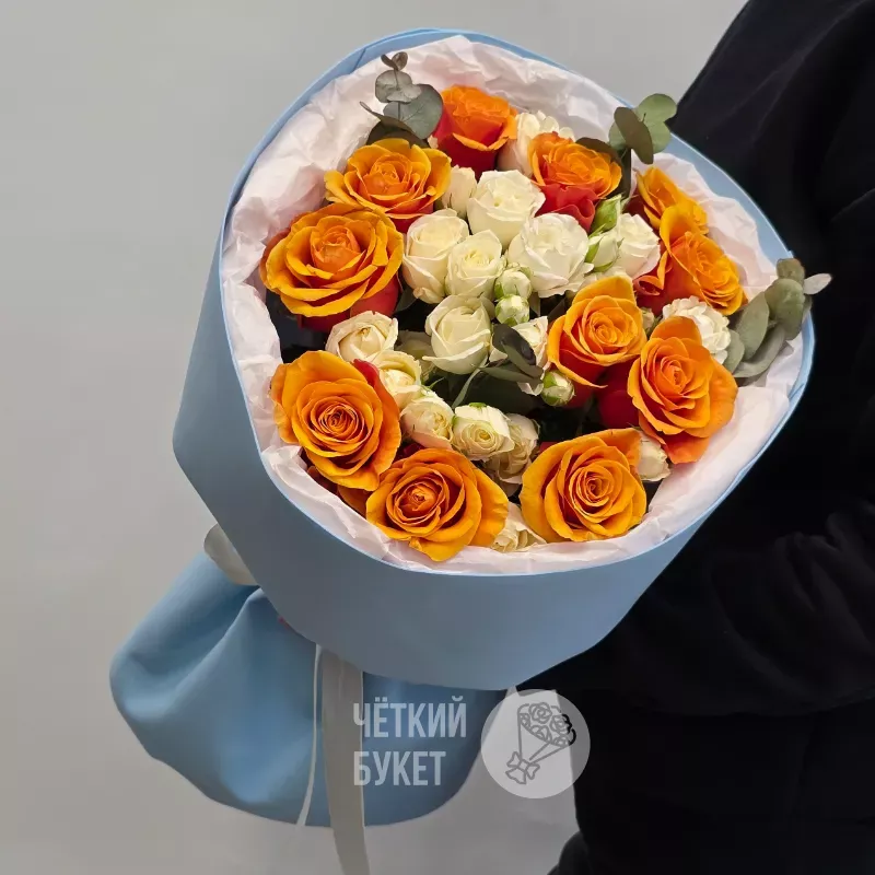 Букет из ярких оранжевых и белых кустовых роз с эвкалиптом в голубом