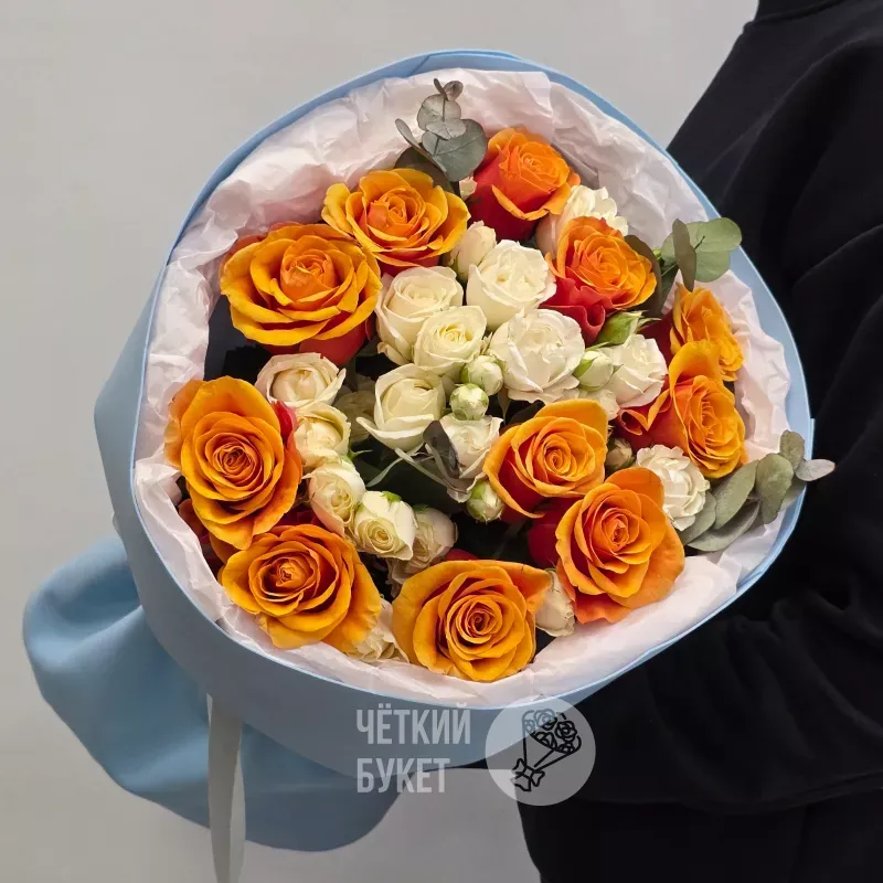Букет из ярких оранжевых и белых кустовых роз с эвкалиптом в голубом 1