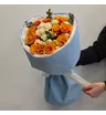 Букет из ярких оранжевых и белых кустовых роз с эвкалиптом в голубом 2