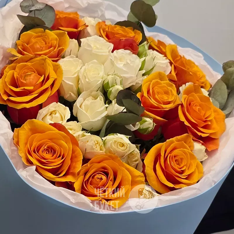 Букет из ярких оранжевых и белых кустовых роз с эвкалиптом в голубом 3