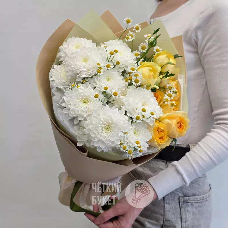 Букет из белых хризантем мелких ромашек и желтых пионовидных кустовых роз 1