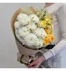 Букет из белых хризантем мелких ромашек и желтых пионовидных кустовых роз 1