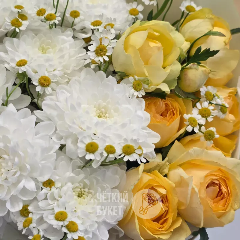 Букет из белых хризантем мелких ромашек и желтых пионовидных кустовых роз 2