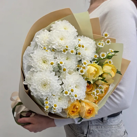 Букет из белых хризантем мелких ромашек и желтых пионовидных кустовых роз от интернет-магазина «Чёткий букет» в Воронеже