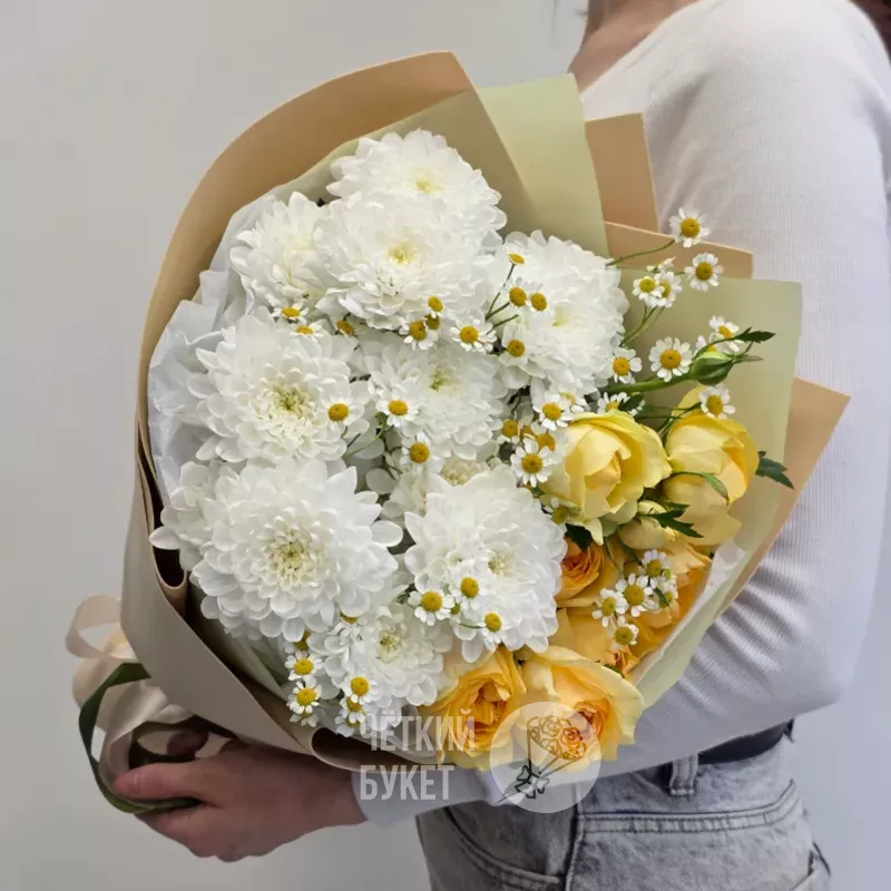 Букет из белых хризантем мелких ромашек и желтых пионовидных кустовых роз