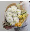 Букет из белых хризантем мелких ромашек и желтых пионовидных кустовых роз