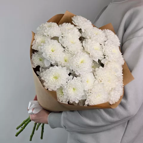 Букет из 5 белых махровых кустовых хризантем Алтай в крафт от интернет-магазина «Чёткий букет» в Воронеже