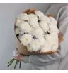 Букет из 5 белых махровых кустовых хризантем Алтай в крафт