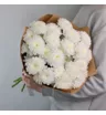 Букет из 5 белых махровых кустовых хризантем Алтай в крафт 1