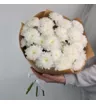 Букет из 5 белых махровых кустовых хризантем Алтай в крафт 2