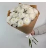 Букет из 5 белых махровых кустовых хризантем Алтай в крафт 3