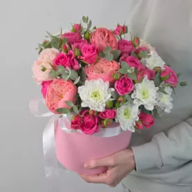 Композиция из роз,кустовых роз,хризантем с эвкалиптом в шляпной коробке от интернет-магазина «Чёткий букет» в Воронеже