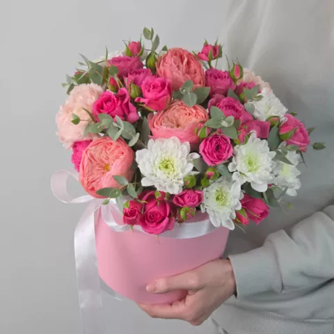 Композиция из роз,кустовых роз,хризантем с эвкалиптом в шляпной коробке от интернет-магазина «Чёткий букет» в Воронеже