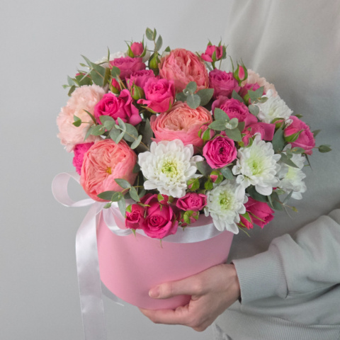 Композиция из роз,кустовых роз,хризантем с эвкалиптом в шляпной коробке от интернет-магазина «Чёткий букет» в Воронеже