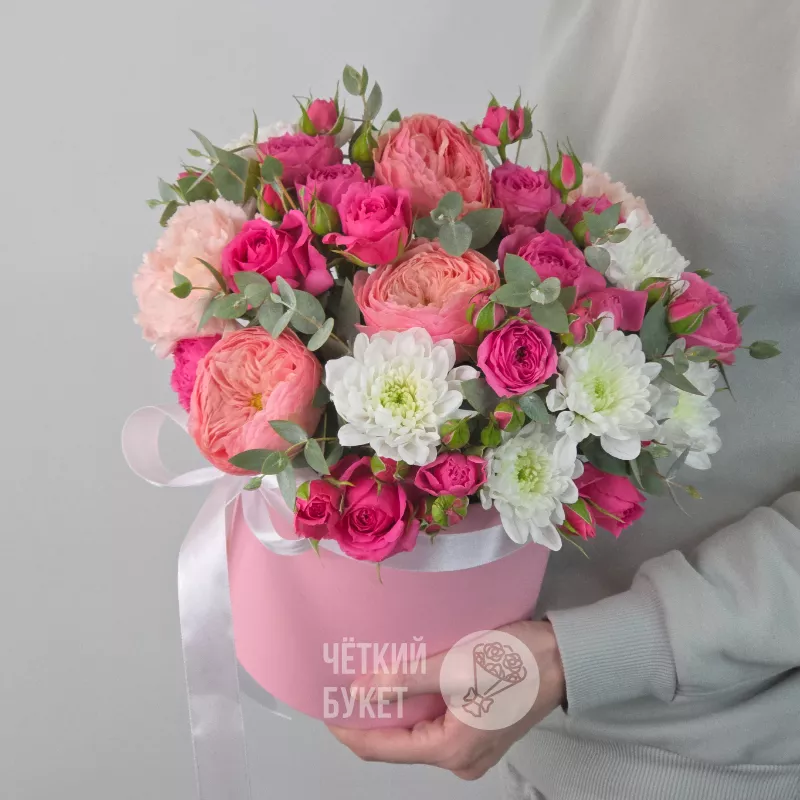 Композиция из роз,кустовых роз,хризантем с эвкалиптом в шляпной коробке