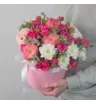 Композиция из роз,кустовых роз,хризантем с эвкалиптом в шляпной коробке