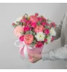Композиция из роз,кустовых роз,хризантем с эвкалиптом в шляпной коробке 2