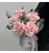 5 розовых французских роз с эвкалиптом и сухоцветом ковыль в шляпной коробке