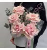 5 розовых французских роз с эвкалиптом и сухоцветом ковыль в шляпной коробке 1