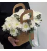 Белые кустовые махровые хризантемы с эвкалиптом в сумочке 1