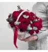 Красные кустовые розы с эвкалиптом в корзине