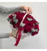 Красные кустовые розы с эвкалиптом в корзине 1