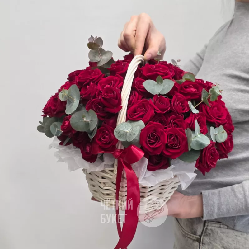 Красные кустовые розы с эвкалиптом в корзине 2