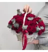 Красные кустовые розы с эвкалиптом в корзине 2