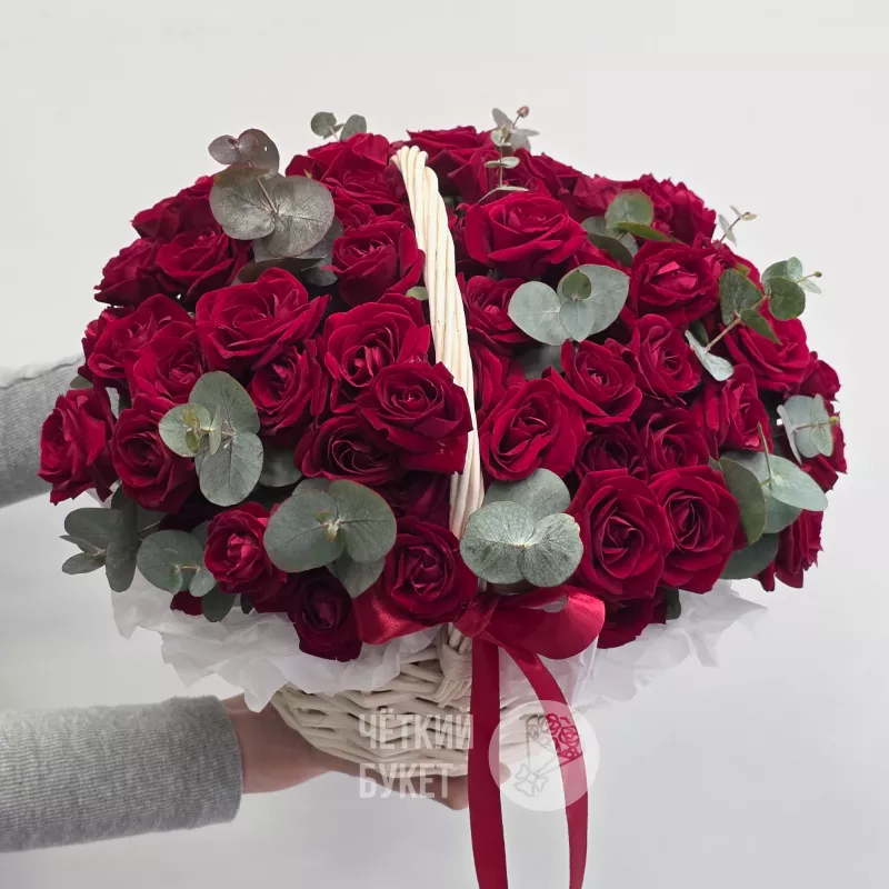 Красные кустовые розы с эвкалиптом в корзине 3
