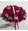 Красные кустовые розы с эвкалиптом в корзине 3