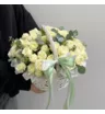 Белые кустовые розы с эвкалиптом в корзине