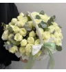 Белые кустовые розы с эвкалиптом в корзине 1