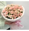 25 нежно-розовых кустовых роз Полина в круглом оформлении