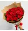 21 яркая алая красная роза Эльторро в крафт оформлении