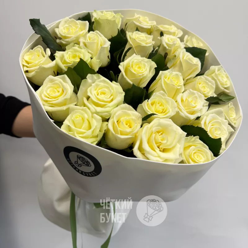 25 белых роз в белом фоамиране 1