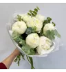 7 белых пионов с эвкалиптом 1