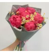 7 пионов Коралл Шарм с ромашками танацетум