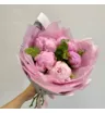 5 розовых пионов Сара Бернар с эвкалиптом
