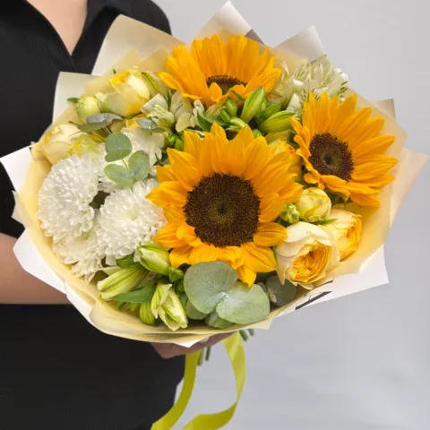 Букет с подсолнухами, альстромерией и харизантемой &laquo;Солнечный день&raquo; от интернет-магазина «Чёткий букет» в Воронеже