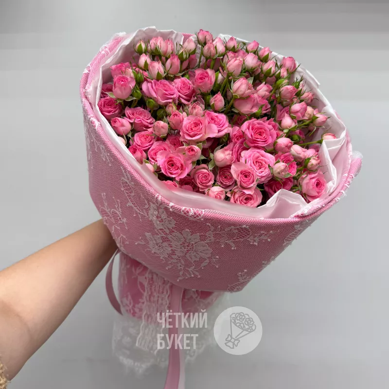 Тренд букет из 15 кустовых розовых роз Пинк Хеопс в кружеве 3
