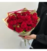 9 красных кустовых роз Ред Дайменшен в зеленом