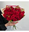 9 красных кустовых роз Ред Дайменшен в зеленом 1