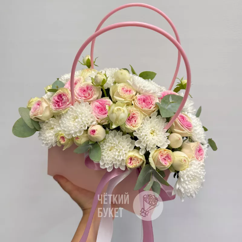 Композиция из пионовидных роз и кустовых хризантем в сумочке &laquo;Совершенство&raquo; 2