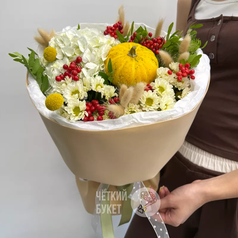 Солнечный осенний букет с тыквой, хризантемами и сухоцветами